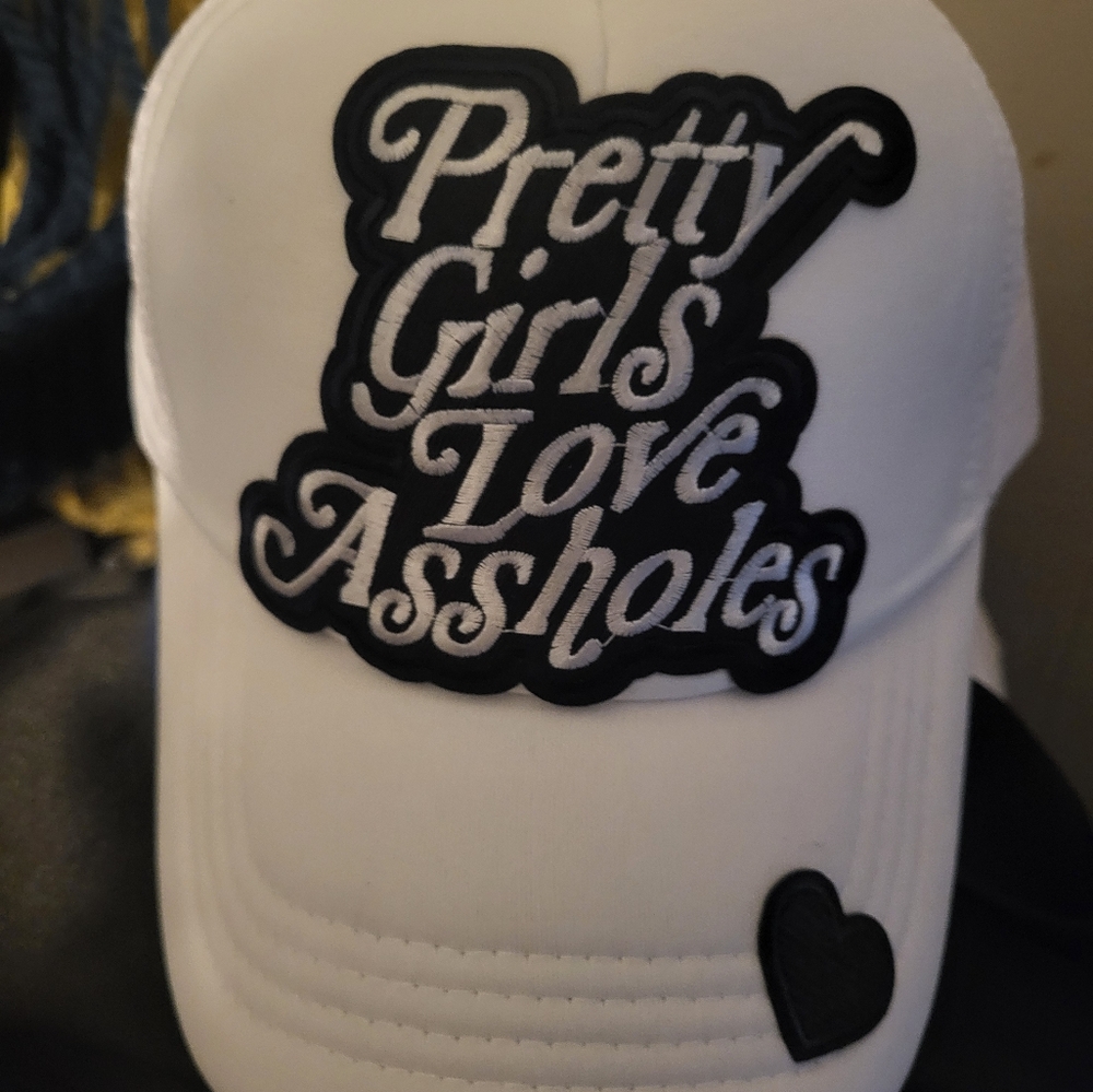 A hat - Picture 2 of 2